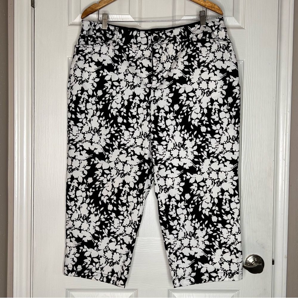 Croft and Barrow Classic Fit Floral Black and White Capri Pants size 18
